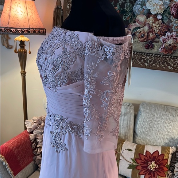 Elegant Formal Pink Lace Evening Gown - Picture 5 of 8